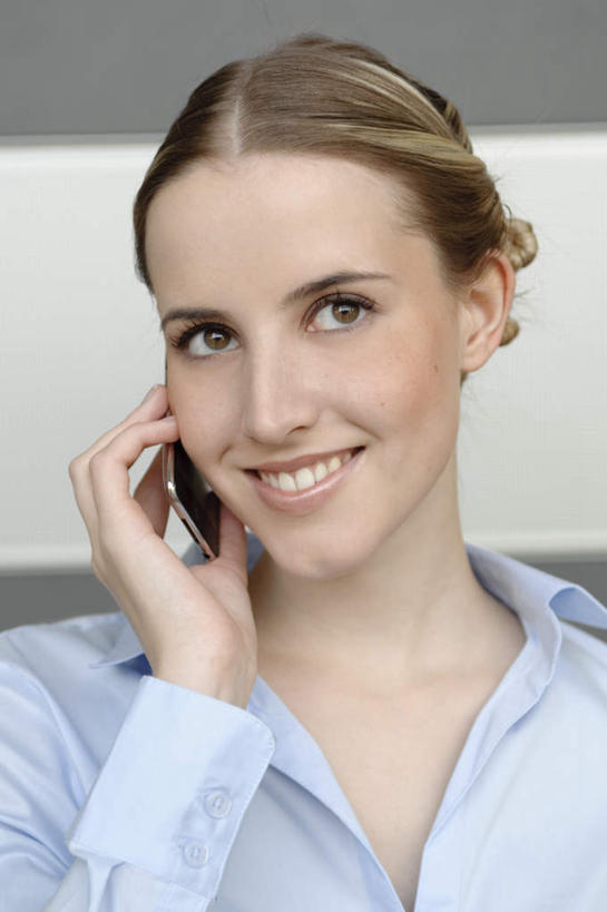 西方人,脸,头,脸颊,手,一个人,商务人士,商务女性,办公室,站,笑,打电话,微笑,露齿笑,竖图,室内,特写,白天,正面,衬衫,电话,手机,欧洲,欧洲人,仅一个年轻女性,仅一个女性,仅一个人,握,套装,墙,拿,拿着,注视,通讯设备,墙壁,墙面,蓝色,观察,看,站着,手部,握着,观看,单手,盘发,察看,关注,商务装,工薪阶层,交流,年轻女性,女人,女性,白种人,头部,脸部,脸蛋,面部,白领,上班族,沟通,通话,站立,半身,彩图,衬衣