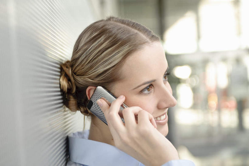 西方人,脸,头,脸颊,手,一个人,商务人士,商务女性,办公室,站,笑,打电话,微笑,露齿笑,横图,室内,特写,白天,侧面,衬衫,电话,手机,欧洲,欧洲人,仅一个年轻女性,仅一个女性,仅一个人,握,套装,朦胧,模糊,墙,拿,拿着,注视,通讯设备,墙壁,墙面,蓝色,观察,看,靠,靠着,站着,手部,握着,观看,单手,盘发,察看,关注,商务装,工薪阶层,交流,年轻女性,女人,女性,白种人,头部,脸部,脸蛋,面部,白领,上班族,沟通,通话,站立,半身,彩图,衬衣