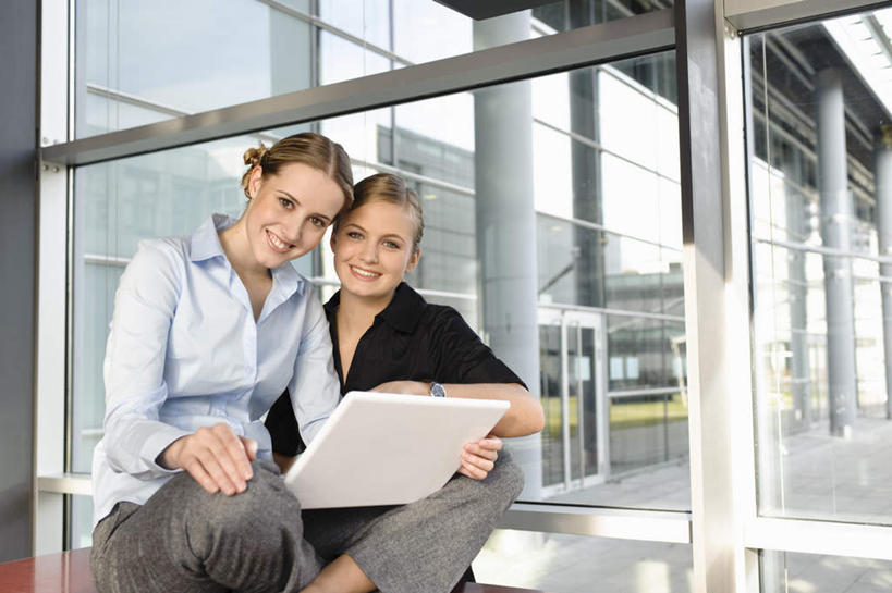 西方人,两个人,伙伴,朋友,商务人士,商务女性,办公室,坐,捧,笑,说,盘腿,微笑,露齿笑,横图,室内,白天,正面,衬衫,讨论,友谊,合作,团队,电脑,笔记本电脑,窗户,桌子,欧洲,欧洲人,套装,网络,办公桌,墙,注视,通讯设备,玻璃窗,墙壁,墙面,观察,看,战略,观看,察看,无线,关注,通信设备,商务装,无线网络,无线上网,便携式电脑,工薪阶层,联合,合谋,交流,配合,协作,手提电脑,年轻女性,女人,女性,白种人,白领,上班族,端,端着,沟通,讲话,交谈,盘腿而坐,盘膝,盘着腿的,盘着腿坐,捧着,商讨,手捧,双腿交叉,说话,谈话,坐着,半身,彩图,衬衣