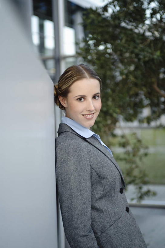 西方人,一个人,商务人士,商务女性,办公室,站,笑,微笑,竖图,室内,白天,侧面,植物,欧洲,欧洲人,仅一个年轻女性,仅一个女性,仅一个人,套装,墙,注视,大厅,墙壁,墙面,树,树木,绿色,天空,自然,天,观察,看,靠,靠着,站着,生长,成长,观看,察看,关注,商务装,工薪阶层,年轻女性,女人,女性,白种人,白领,上班族,站立,半身,彩图