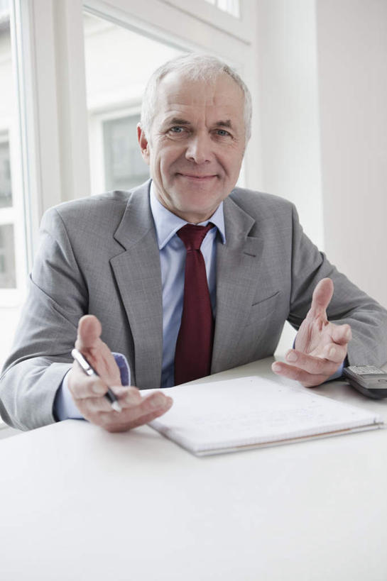 西方人,一个人,商务人士,商务男性,办公室,坐,笑,微笑,竖图,室内,白天,正面,衬衫,窗户,桌面,桌子,欧洲,欧洲人,仅一个男性,仅一个人,套装,材料,档案,文件,纸,办公桌,领带,注视,玻璃窗,红色,手稿,资料,观察,看,手势,仅一个老年男性,观看,证明,察看,象征,庄重,关注,文档,商务装,身份,工薪阶层,正式,地位,老年男性,男人,男性,白种人,白领,上班族,坐着,半身,彩图,衬衣