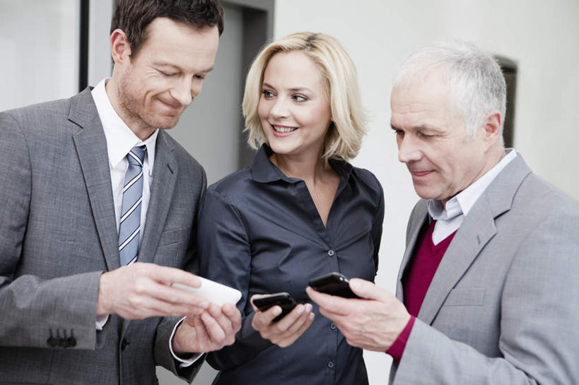 西方人,三个人,伙伴,朋友,商务人士,商务男性,商务女性,站,笑,打电话,微笑,露齿笑,横图,室内,白天,正面,衬衫,友谊,合作,团队,电话,手机,欧洲,欧洲人,握,套装,墙,走道,走廊,过道,拿,拿着,注视,通讯设备,墙壁,墙面,观察,看,站着,战略,握着,观看,察看,关注,商务装,工薪阶层,联合,合谋,交流,配合,协作,老年男性,男人,男性,女人,女性,中年男性,中年女性,白种人,白领,上班族,沟通,通话,站立,半身,彩图,衬衣