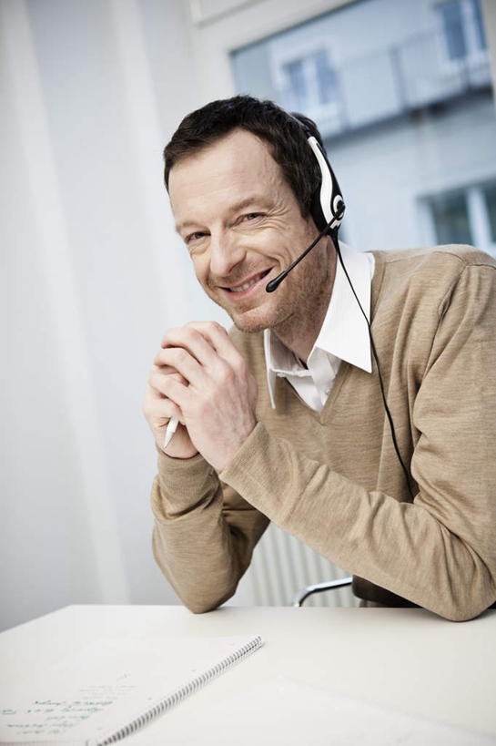 西方人,一个人,商务人士,商务男性,办公室,坐,笑,双手交叉,微笑,露齿笑,竖图,室内,白天,正面,衬衫,通讯,客服,窗户,桌面,桌子,欧洲,欧洲人,仅一个男性,仅一个人,仅一个中年男性,套装,信息,材料,档案,文件,纸,办公桌,墙,话务员,注视,玻璃窗,墙壁,墙面,耳机,耳麦,话筒,手稿,资料,观察,看,服务,通信,观看,协调,证明,察看,麦克风,头戴式耳麦,关注,文档,销售,商务装,工薪阶层,客服人员,电话销售,接待员,男人,男性,中年男性,白种人,白领,接线员,上班族,十字手,坐着,半身,彩图,衬衣,头戴式耳机