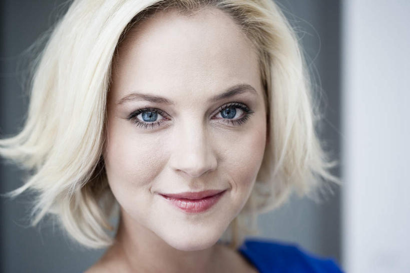 西方人,脸,头,脸颊,头发,一个人,办公室,站,笑,微笑,横图,室内,特写,白天,正面,欧洲,欧洲人,仅一个女性,仅一个人,朦胧,模糊,墙,注视,墙壁,墙面,蓝色,观察,看,站着,仅一个中年女性,金色,观看,察看,关注,女人,女性,中年女性,白种人,头部,脸部,脸蛋,面部,站立,半身,彩图