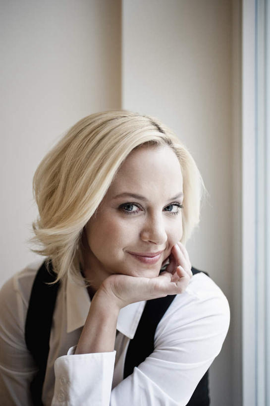 西方人,头发,一个人,商务人士,商务女性,办公室,站,笑,微笑,竖图,室内,白天,正面,窗户,欧洲,欧洲人,仅一个女性,仅一个人,撑,套装,墙,领带,托腮,注视,玻璃窗,墙壁,墙面,观察,看,托,站着,仅一个中年女性,金色,观看,察看,象征,庄重,关注,托下巴,商务装,身份,工薪阶层,正式,地位,女人,女性,中年女性,白种人,白领,上班族,站立,半身,彩图