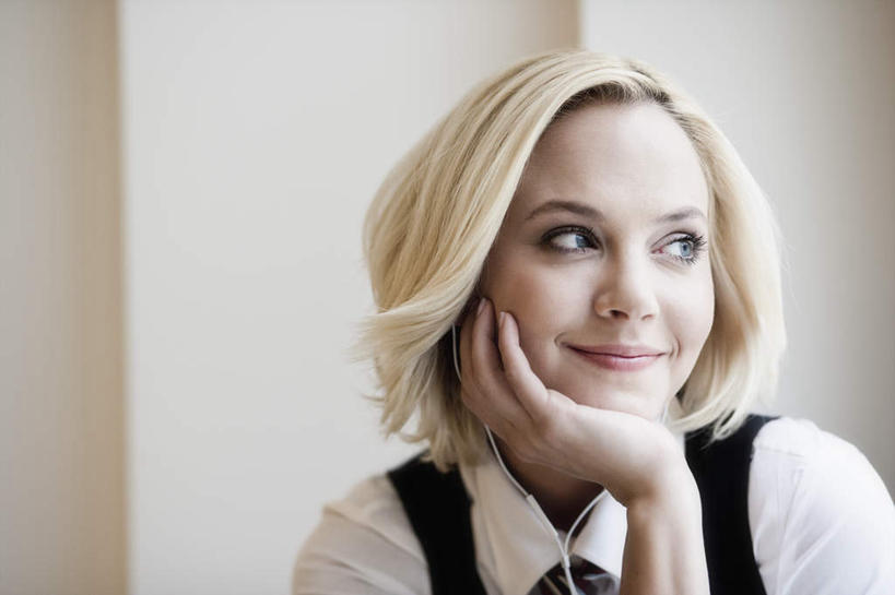 西方人,头发,一个人,商务人士,商务女性,办公室,站,笑,微笑,横图,室内,白天,正面,快乐,满意,幸福,窗户,欧洲,欧洲人,仅一个女性,仅一个人,撑,套装,墙,领带,音响,音乐,托腮,注视,娱乐,玻璃窗,墙壁,墙面,耳机,观察,看,托,站着,仅一个中年女性,享受,休闲,金色,放松,观看,察看,舒适,享乐,象征,庄重,关注,托下巴,商务装,身份,工薪阶层,正式,地位,女人,女性,中年女性,白种人,白领,上班族,站立,半身,彩图