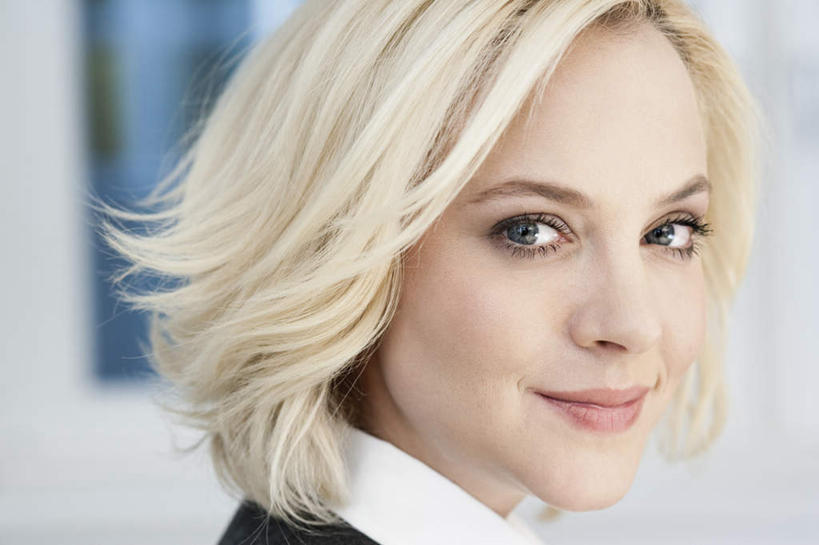 西方人,脸,头,脸颊,头发,一个人,商务人士,商务女性,办公室,坐,笑,微笑,横图,室内,特写,白天,侧面,窗户,欧洲,欧洲人,仅一个女性,仅一个人,套装,朦胧,模糊,墙,扭头,注视,玻璃窗,墙壁,墙面,观察,看,转头,仅一个中年女性,金色,观看,察看,关注,商务装,工薪阶层,女人,女性,中年女性,白种人,头部,脸部,脸蛋,面部,白领,上班族,坐着,半身,彩图