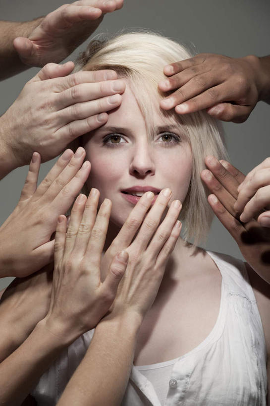 西方人,手,头发,伙伴,朋友,站,笑,摸,微笑,竖图,室内,特写,白天,正面,T恤衫,友谊,欧洲,欧洲人,许多,抚摸,灰色背景,服装,许多人,T恤,注视,休闲装,衣服,白色,观察,看,站着,一群人,休闲,手部,休闲服,金色,摄影,服饰,影棚,观看,察看,关注,友情,男人,男性,年轻男性,年轻女性,女人,女性,白种人,触摸,接触,站立,半身,彩图,影棚拍摄,拍摄