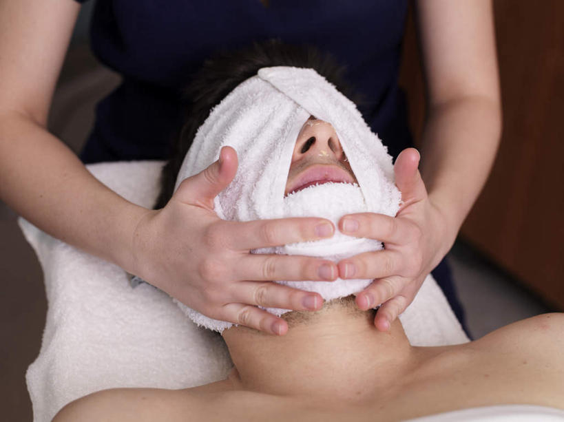 西方人,脸,头,脸颊,手,两个人,按摩师,站,躺,横图,俯视,室内,特写,白天,按摩,美容,床,欧洲,欧洲人,双手,护肤,纱布,陶瓷,床单,陶瓷制品,涂抹,被子,白色,容器,碗,站着,保养,享受,休闲,健康,手部,放松,SPA水疗,保健,温泉浴场,储藏,被单,储存,养颜,指压,按摩床,卧着,男人,男性,年轻男性,年轻女性,女人,女性,白种人,头部,脸部,脸蛋,面部,技师,矿泉疗养地,躺着,卧,站立,半身,彩图,高角度拍摄,水疗,推拿,搓背床,理疗床,美容床,指压床,贮存