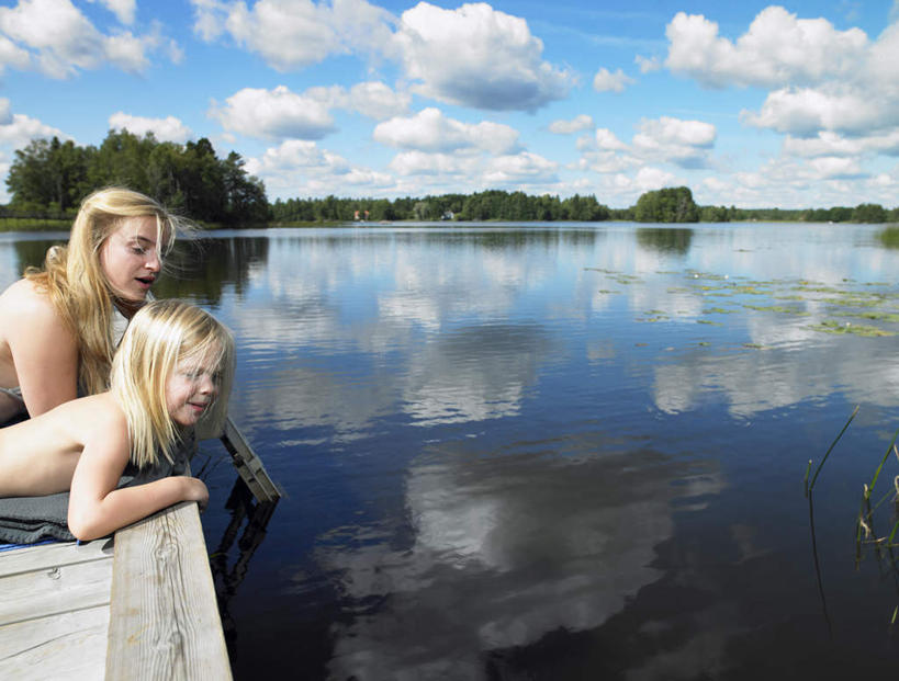 西方人,儿童,两个人,家庭,母亲,女儿,码头,笑,微笑,露齿笑,横图,室外,白天,侧面,泳装,比基尼,纯洁,湖,湖泊,水,植物,港口,欧洲,欧洲人,阴影,光线,木板,毯子,影子,湖面,水流,水面,云,云朵,桥,木桥,云彩,注视,栈桥,树,树木,小孩,蓝色,绿色,白云,倒影,蓝天,天空,阳光,自然,垫子,湖水,天,观察,看,趴着,温暖,温馨,母女,一家人,可爱,母爱,童年,童趣,生长,晴朗,成长,观看,人行桥,木板桥,和睦,察看,倒映,关注,童真,烂漫,无邪,游艇码头,反照,沙滩垫,天真,年轻女性,女孩,女人,女性,白种人,孩子,年轻人,晴空,趴,半身,彩图,三点式,泳衣,摆渡口,埠头,渡口,渡头,港湾,海港,口岸,融洽,女生