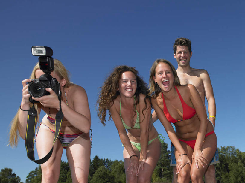 西方人,头发,四个人,伙伴,朋友,站,笑,微笑,露齿笑,横图,室外,白天,仰视,泳装,比基尼,友谊,树林,植物,相机,欧洲,欧洲人,弯腰,握,阴影,光线,影子,棕色,拿,拿着,注视,树,树木,拍照,蓝色,绿色,蓝天,天空,阳光,自然,数码相机,天,观察,看,站着,单反,握着,摄影,生长,晴朗,成长,观看,单反相机,察看,关注,万里无云,弯身,友情,男人,男性,年轻女性,女人,女性,中年男性,白种人,照相机,晴空,晴空万里,站立,半身,彩图,低角度拍摄,三点式,泳衣,照相
