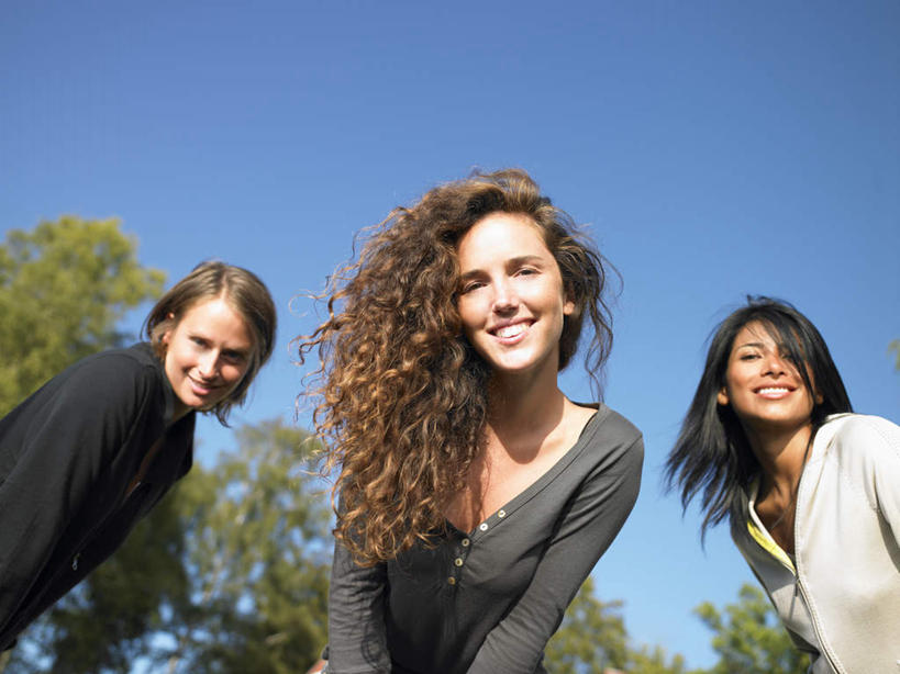 西方人,三个人,伙伴,朋友,站,笑,微笑,露齿笑,横图,室外,白天,仰视,友谊,树林,植物,欧洲,欧洲人,弯腰,阴影,服装,光线,影子,棕色,注视,休闲装,树,树木,衣服,蓝色,绿色,蓝天,天空,阳光,自然,天,观察,看,站着,休闲,休闲服,服饰,生长,晴朗,成长,观看,察看,关注,万里无云,弯身,友情,年轻女性,女人,女性,白种人,长发,卷发,晴空,晴空万里,站立,半身,彩图,低角度拍摄