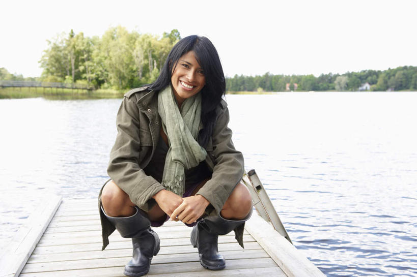 西方人,一个人,码头,蹲,握手,笑,微笑,露齿笑,横图,室外,白天,正面,湖,湖泊,树林,水,植物,港口,欧洲,欧洲人,仅一个年轻女性,仅一个女性,仅一个人,阴影,服装,装饰,光线,木板,影子,湖面,水流,水面,桥,棕色,木桥,注视,休闲装,栈桥,树,树木,衣服,绿色,倒影,天空,阳光,自然,围巾,湖水,天,观察,看,休闲,温暖,休闲服,服饰,生长,成长,围脖,观看,人行桥,木板桥,保暖,华丽,点缀,察看,倒映,御寒,关注,游艇码头,衬托,美观,雅致,雅观,反照,年轻女性,女人,女性,白种人,长发,直发,蹲着,彩图,全身,摆渡口,埠头,渡口,渡头,港湾,海港,口岸