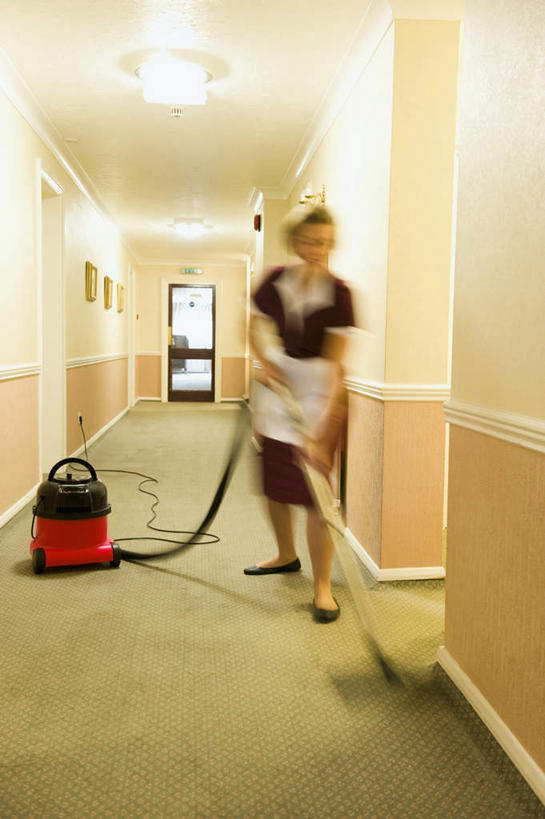 西方人,一个人,服务员,宾馆,站,横图,室内,白天,正面,工作服,制服,天花板,酒店,照明,欧洲,欧洲人,仅一个年轻女性,仅一个女性,仅一个人,握,朦胧,模糊,电器,围裙,墙,走道,走廊,过道,灯光,拿,拿着,注视,顶灯,墙壁,墙面,灯,灯具,观察,看,清洁,站着,吸尘器,握着,打扫,观看,照亮,察看,卫生,家电,家用电器,照明设备,关注,保洁,保洁工具,工作制服,年轻女性,女人,女性,白种人,服务生,侍者,站立,彩图,全身,工作套服,客店,客栈,旅店,旅馆,旅舍,汽车旅馆