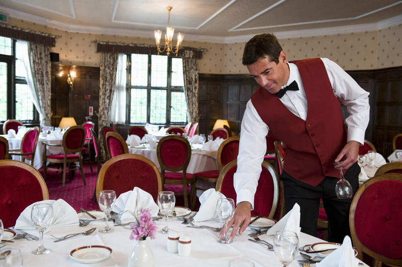 西方人,一个人,服务员,餐厅,站,笑,微笑,横图,室内,白天,正面,工作服,制服,餐桌,窗户,天花板,桌子,杯子,椅子,照明,欧洲,欧洲人,仅一个男性,仅一个人,仅一个中年男性,许多,握,布料,纺织物,高脚杯,领结,墙,灯光,红酒杯,折叠,拿,布纹,拿着,注视,吊灯,玻璃窗,墙壁,墙面,玻璃制品,灯,桌布,排列,红色,餐巾,酒杯,灯具,毛巾,台布,观察,看,清洁,站着,握着,餐台,观看,整理,马甲,保暖,照亮,察看,象征,庄重,葡萄酒杯,照明设备,队列,关注,身份,透气,防水,正式,地位,工作制服,储水,耐磨,吸水,保洁方巾,口布,男人,男性,中年男性,白种人,服务生,侍者,玻璃杯,站立,半身,彩图,工作套服,餐馆,饭店,饭馆