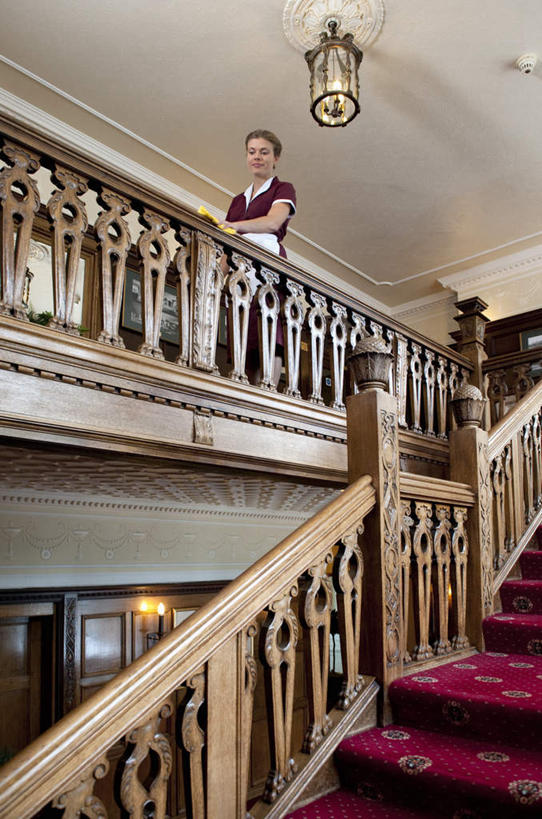 西方人,一个人,服务员,宾馆,栏杆,站,竖图,室内,白天,仰视,工作服,制服,地毯,楼梯,天花板,酒店,纺织品,照明,欧洲,欧洲人,仅一个年轻女性,仅一个女性,仅一个人,擦,抚摸,握,装饰,编织,布,扶手,手工艺品,阶梯,灯光,织物,拿,拿着,注视,抹布,护栏,吊灯,台阶,灯,红色,工艺品,灯具,观察,看,站着,擦拭,擦洗,握着,打扫,观看,红地毯,华丽,修饰,照亮,点缀,察看,照明设备,关注,红毯,衬托,美观,雅致,雅观,工作制服,拂拭,揩擦,拭,年轻女性,女人,女性,白种人,服务生,侍者,站立,彩图,低角度拍摄,全身,工作套服,客店,客栈,旅店,旅馆,旅舍,汽车旅馆,轻抚