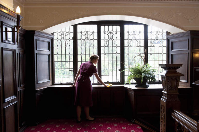 西方人,一个人,服务员,宾馆,站,横图,室内,白天,工作服,制服,植物,窗户,地毯,柜子,桌子,酒店,纺织品,欧洲,欧洲人,仅一个年轻女性,仅一个女性,仅一个人,擦,抚摸,握,装饰,编织,布,盆栽,围裙,手工艺品,办公桌,墙,盆景,织物,地面,拿,拿着,抹布,玻璃窗,墙壁,墙面,背面,红色,绿色,自然,工艺品,橱柜,站着,擦拭,擦洗,握着,生长,成长,打扫,红地毯,华丽,修饰,点缀,红毯,衬托,美观,雅致,雅观,工作制服,拂拭,揩擦,拭,年轻女性,女人,女性,白种人,服务生,侍者,站立,彩图,全身,工作套服,客店,客栈,旅店,旅馆,旅舍,汽车旅馆,轻抚