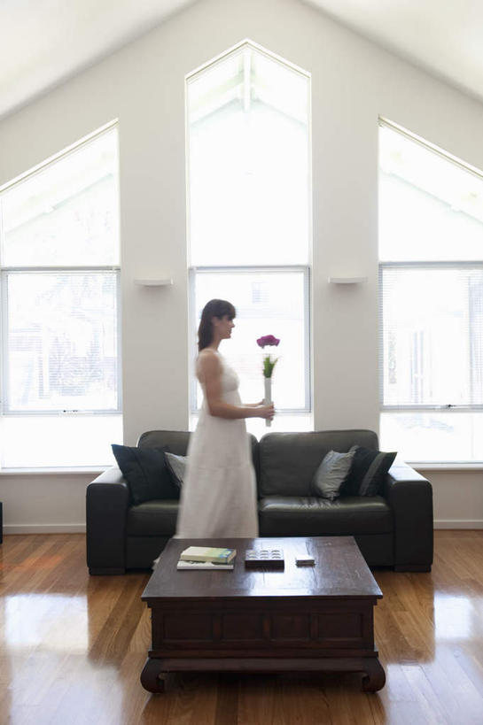 西方人,一个人,客厅,走,捧,竖图,室内,白天,侧面,裙子,智慧,窗户,地板,靠垫,沙发,桌子,花瓶,书籍,照明,欧洲,欧洲人,仅一个年轻女性,仅一个女性,仅一个人,连衣裙,艺术,盛开,木制,壁灯,墙,灯光,棕色,靠枕,地面,花蕾,茶几,注视,文化,木地板,玻璃窗,墙壁,墙面,玻璃制品,灯,花,花瓣,花朵,鲜花,白色,插花,玻璃瓶,木制品,瓶子,灯具,垫子,枕头,花苞,花蕊,观察,看,一束,观看,插花艺术,照亮,察看,创造,起居室,照明设备,关注,创作,想象,布艺沙发,客堂,年轻女性,女人,女性,白种人,长发,书,图书,步行,端,端着,捧着,手捧,走路,彩图,全身