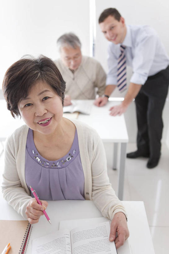 东方人,西方人,老年人,三个人,家庭,夫妻,教师,学校,站,坐,笑,微笑,露齿笑,竖图,室内,白天,正面,衬衫,爱情,桌子,椅子,欧洲,欧洲人,亚洲,弯腰,握,服装,笔,办公用品,记事本,领带,浪漫,拿,拿着,注视,休闲装,黄种人,书桌,校园,水笔,文具,衣服,本子,笔记本,课桌,学习用品,观察,看,站着,休闲,教室,温暖,温馨,同学,一家人,休闲服,恩爱,握着,恋人,服饰,观看,文具用品,和睦,察看,书写,课堂,象征,庄重,关注,身份,弯身,正式,地位,教员,老年男性,老年女性,男人,男性,年轻男性,女人,女性,白种人,亚洲人,夫妇,情侣,老师,站立,坐着,半身,彩图,衬衣,先生,伴侣,融洽