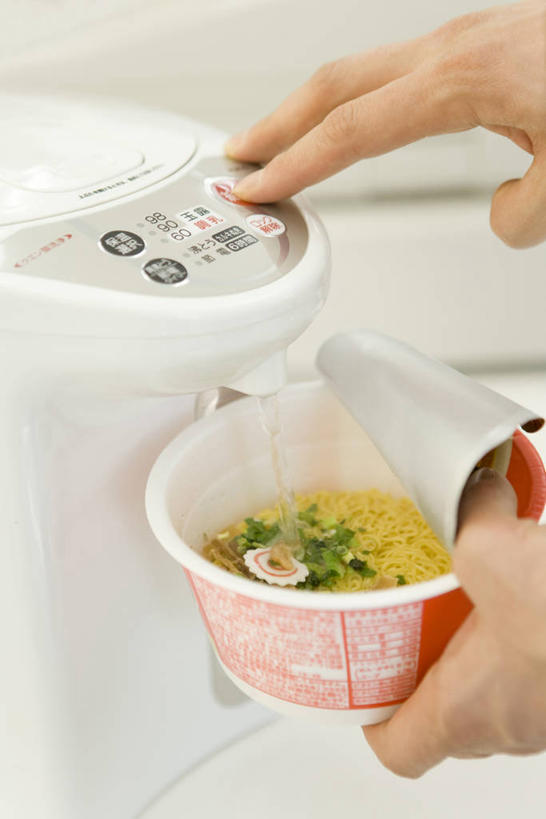 面食,面条,东方人,手,一个人,竖图,俯视,室内,特写,白天,烹饪,零件,电路,亚洲,双手,仅一个男性,仅一个人,仅一个中年男性,关闭,握,阴影,反射,影子,面,日本料理,料理,食品,拿,拿着,黄种人,拉面,菜肴,美食,开关,食物,按钮,日式料理,按,打开,日式,手部,握着,佳肴,开启,日本拉面,闭合,男人,男性,中年男性,亚洲人,半身,彩图,高角度拍摄