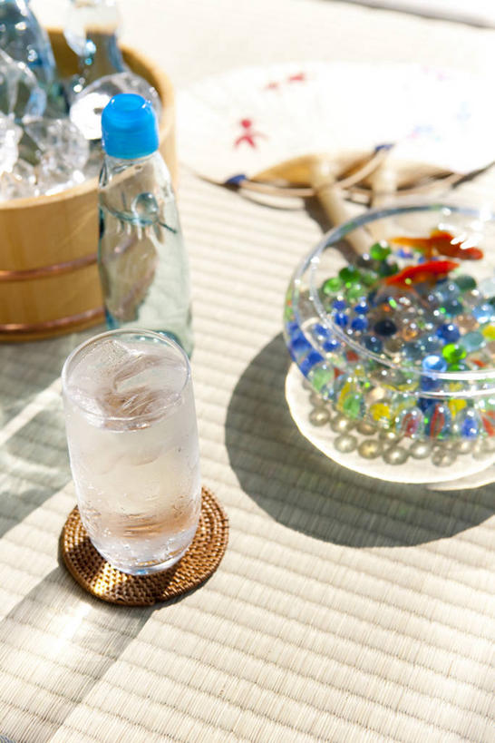 游泳,无人,竖图,俯视,室内,白天,游戏,杯子,玩具,玻璃,一把,阴影,反射,金鱼,鱼,木桶,扇子,桶,影子,鱼缸,饮品,塌塌米,榻榻米,清凉,玩,凉爽,文化,娱乐,弹珠,鱼类,玻璃制品,饮料,一个,容器,水杯,两只,休闲,益智,单个,活动,储藏,苏打水,储存,发泄,可口,消遣,欣赏,智力,水生动物,水生物,弹球,宣泄,美观,观赏鱼,金鲫鱼,泅水,适口,拍浮,叠席,玻璃杯,玩耍,嬉戏,彩图,高角度拍摄,全身,和风扇,和风扇子,凉扇,淡水生物,贮存,传统文化