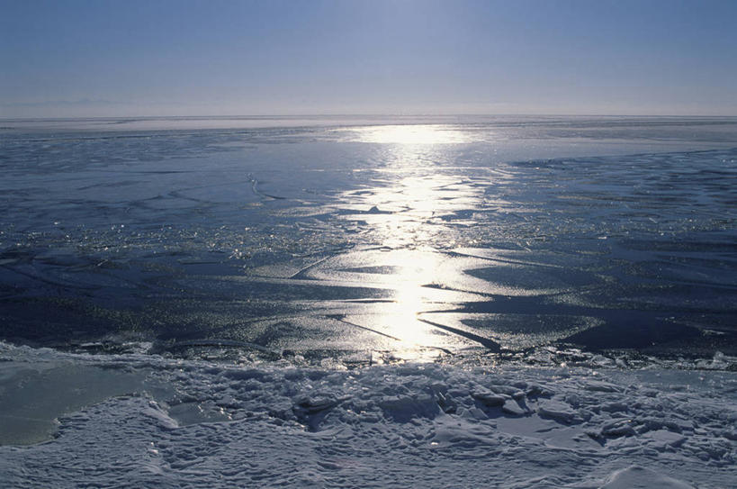 无人,横图,室外,白天,正面,旅游,度假,湖,湖泊,美景,水,欧洲,俄罗斯,亚洲,阴影,光线,影子,冰,湖面,景观,水流,水面,水平线,辽阔,海平线,娱乐,蓝色,蓝天,天空,阳光,自然,浮冰,湖水,天,享受,休闲,广阔,景色,放松,寒冷,晴朗,一望无际,冰冷,自然风光,西伯利亚,万里无云,严寒,冰凉,酷寒,凛冽,凛凛,极冷,流冰,浮冰块,俄联邦,俄罗斯联邦,无边无际,一马平川,伊尔库茨克,伊尔库茨克州,东西伯利亚,贝加尔湖,晴空,晴空万里,彩图,水天相接,水天一线