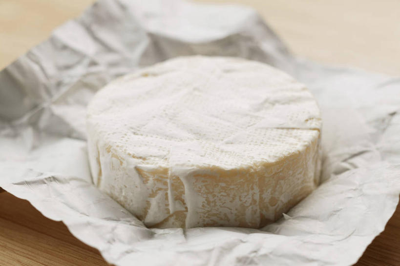 奶酪,无人,横图,俯视,室内,特写,白天,餐桌,桌子,一块,阴影,朦胧,模糊,反射,包装,包装纸,铝箔纸,锡箔纸,影子,纸,干酪,起司,纸张,芝士,营养,乳酪,餐台,包装材料,乳制品,发酵,锡箔,铝箔,卡门培尔干酪,卡蒙贝尔奶酪,彩图,高角度拍摄