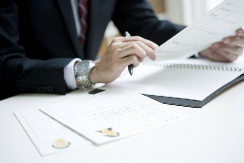 东方人,手,一个人,商务人士,商务男性,办公室,坐,横图,俯视,室内,特写,白天,衬衫,家具,桌子,亚洲,双手,仅一个男性,仅一个人,仅一个中年男性,握,套装,朦胧,模糊,时间,笔,材料,档案,时钟,手表,文件,纸,办公桌,办公用品,钢笔,领带,拿,计时,拿着,黄种人,文具,手稿,学习用品,资料,钟表,手部,表,握着,腕表,文具用品,证明,简历,象征,庄重,文档,商务装,身份,工薪阶层,办公家具,正式,地位,男人,男性,中年男性,亚洲人,白领,上班族,钟,坐着,半身,彩图,高角度拍摄,衬衣