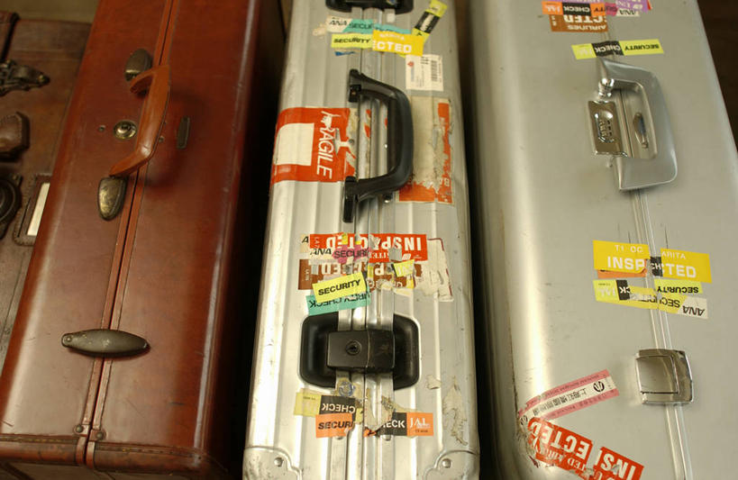 无人,横图,俯视,室内,特写,白天,静物,手提箱,一排,阴影,朦胧,模糊,整齐,反射,英文,标志,旅行箱,文字,影子,字符,字母,标识,排列,三个,容器,行李箱,箱子,储藏,出差,英文字母,证明,储存,队列,邮票,邮政,彩图,高角度拍摄,旅行,邮资凭证,贮存