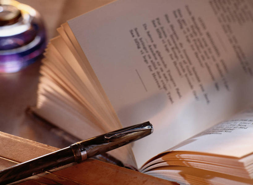 无人,横图,俯视,室内,特写,白天,静物,书籍,一本,阴影,反射,笔,罐子,影子,办公用品,钢笔,玻璃制品,文具,玻璃瓶,瓶子,学习用品,书本,墨水瓶,文具用品,一支,书,图书,彩图,高角度拍摄