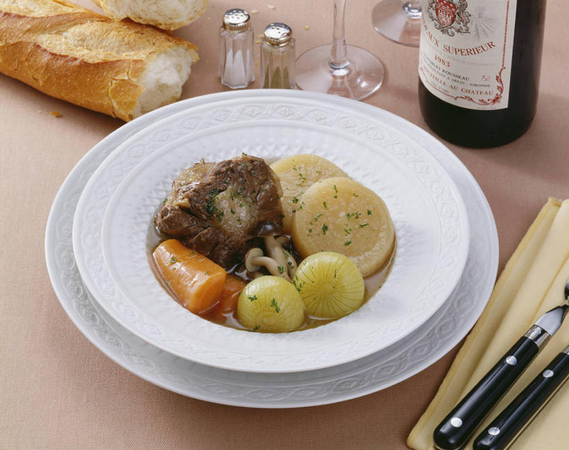 点心,面包,骨骼,无人,横图,俯视,室内,特写,白天,烹饪,西餐,餐桌,桌子,萝卜,胡萝卜,蔬菜,土豆,餐具,阴影,新鲜,反射,叉子,刀叉,刀子,碟子,盘,影子,陶瓷,肉,牛肉,料理,食品,面点,陶瓷制品,骨头,法国面包,红酒瓶,菜肴,美食,肉类,玻璃制品,酒瓶,食物,糕点,盘子,玻璃瓶,瓶子,容器,碟,碗,西式,佳肴,有机食品,绿色食品,餐台,储藏,法式面包,法棍,骨架,长棍面包,葡萄酒瓶,储存,餐刀,黄萝卜,番萝卜,肉食,餐叉,牛尾,法式长棍面包,馍馍蛋,进餐用具,洋芋,山药蛋,马铃薯,红萝卜,甘荀,彩图,高角度拍摄,丁香萝卜,胡芦菔金,金笋,贮存