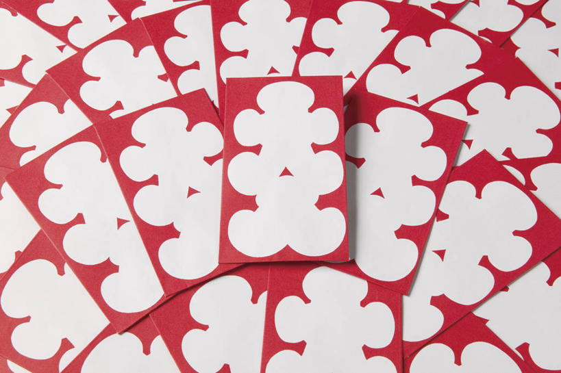 无人,横图,俯视,室内,特写,白天,游戏,静物,纸牌,一排,许多,阴影,整齐,并列,并排,反射,影子,很多,玩,娱乐,排列,红色,白色,休闲,活动,队列,发泄,消遣,智力,平行,宣泄,玩耍,嬉戏,彩图,高角度拍摄,花斗,花牌,花札,花纸牌,日本花牌