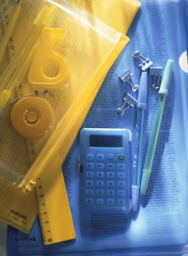 无人,竖图,俯视,室内,特写,白天,计算器,静物,阴影,朦胧,模糊,反射,计算,科学,测量,影子,刻度,办公用品,铅笔盒,盒子,文具,黄色,蓝色,尺,容器,塑料制品,直尺,理财,财务,储藏,测量工具,办公设备,文具用品,尺子,衡量,绘图,储存,数学,胶布,比例,透明胶,测绘,量具,量仪,塑料尺,标度,文化工具,黏胶,彩图,高角度拍摄,贮存
