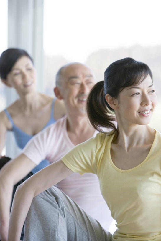 东方人,三个人,伙伴,朋友,坐,笑,微笑,露齿笑,竖图,室内,白天,正面,运动服,锻炼,瑜伽,友谊,运动,窗户,亚洲,服装,朦胧,模糊,扭头,注视,黄种人,玻璃窗,衣服,观察,看,转头,养生,服饰,观看,察看,衣着,穿着,关注,衣饰,体育,友情,男人,男性,女人,女性,中年男性,中年女性,亚洲人,坐着,半身,彩图,健身,鸽子式,运动装