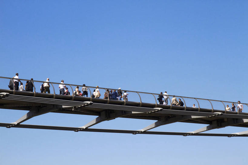 西方人,站,走,横图,室外,白天,仰视,旅游,度假,标志建筑,地标,建筑,英国,欧洲,伦敦,欧洲人,行人,游客,游人,阴影,服装,光线,影子,天桥,桥,首都,许多人,注视,休闲装,娱乐,建设,路人,旅客,衣服,蓝色,蓝天,天空,阳光,天,观察,看,站着,一群人,享受,休闲,休闲服,旅游胜地,放松,服饰,晴朗,观看,人行桥,察看,西欧,关注,大不列颠,大不列颠及北爱尔兰联合王国,万里无云,雾都,千禧桥,过客,伦敦千禧桥,男人,男性,年轻男性,年轻女性,女人,女性,白种人,晴空,晴空万里,步行,散步,站立,走路,彩图,低角度拍摄,全身,大不列颠王国,大英帝国,联合王国,日不落帝国