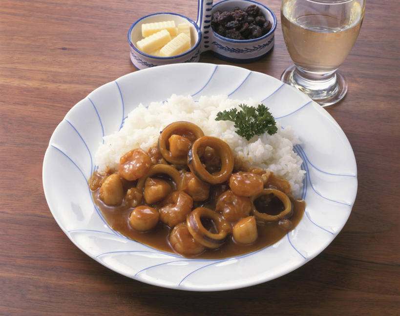 海鲜,米饭,咖哩,果汁,无人,横图,俯视,室内,特写,白天,烹饪,餐桌,桌子,鱿鱼,杯子,阴影,反射,木制,影子,陶瓷,调料,肉,料理,食品,陶瓷制品,饮品,饭,调味品,调味料,水产,咖喱,菜肴,美食,肉类,海洋生物,玻璃制品,食物,饮料,一个,木制品,容器,水杯,碗,佳肴,单个,餐台,储藏,虾肉,五谷,储存,可口,水生动物,海产品,水生物,肉食,海底动物,咖喱饭,印度菜,印度料理,适口,玻璃杯,柔鱼,枪乌贼,彩图,高角度拍摄,贮存