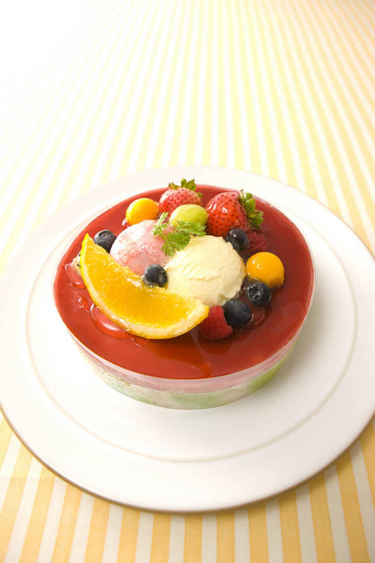 点心,无人,竖图,俯视,室内,特写,白天,下午茶,餐桌,桌子,草莓,柑橘,浆果,蓝莓,餐具,水果,许多,阴影,新鲜,反射,碟子,盘,影子,生食,食品,果实,水果蛋糕,很多,食物,糕点,盘子,碟,摄影,有机食品,绿色食品,影棚,餐台,柑桔,洋莓,水果皇后,山都柿,蓝浆果,蓝靛果,橘子,桔子,红莓,地莓,彩图,高角度拍摄,影棚拍摄,拍摄,大红蜜橘,大红袍,红橘,黄橘,宽皮橘,都柿,笃斯,蛋糕