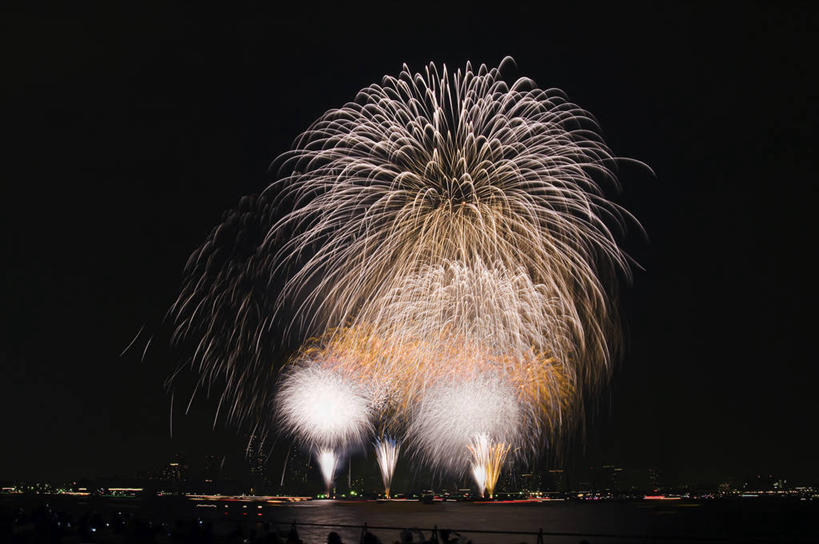 无人,横图,室外,夜晚,正面,度假,海浪,海洋,美景,城市风光,城市,烟火,日本,亚洲,景观,浪花,东京湾,辉煌,娱乐,海水,焰火,享受,休闲,灿烂,景色,放松,璀璨,礼花,光辉,海景,东亚,本州,关东地方,本州岛,日本国,花炮,礼花炮,绚烂,光耀,烟花,大海,风浪,海,海水的波动,近岸浪,涌浪,彩图,江户湾