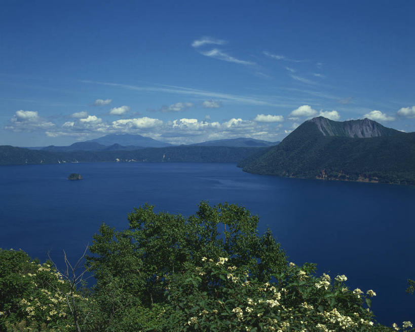 无人,横图,室外,白天,正面,旅游,度假,湖,湖泊,美景,山,山脉,树林,水,植物,北海道,日本,亚洲,阴影,光线,影子,湖面,景观,山峰,水流,水面,云,云朵,山峦,云彩,娱乐,树,树木,蓝色,绿色,白云,蓝天,天空,阳光,自然,湖水,群山,天,享受,休闲,景色,放松,生长,晴朗,成长,自然风光,东亚,日本国,北海道地方,北海道岛,川上郡,钏路支厅,弟子屈町,摩周湖,晴空,彩图,道东