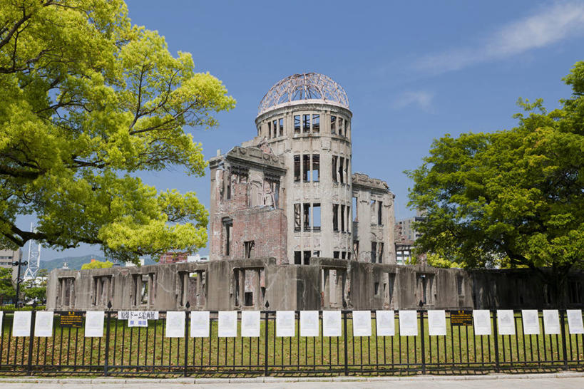 无人,公园,栏杆,横图,室外,白天,正面,旅游,度假,草地,草坪,名胜古迹,植物,标志建筑,地标,建筑,广岛县,日本,亚洲,阴影,遗迹,光线,影子,栅栏,篱笆,云,云朵,围栏,云彩,古迹,文物,娱乐,建设,古建筑,护栏,草,树,树木,蓝色,绿色,白云,蓝天,天空,阳光,自然,天,享受,休闲,旅游胜地,放松,生长,晴朗,成长,古文明,东亚,本州,本州岛,日本国,广岛和平纪念公园,広岛,中国地方,晴空,彩图,广岛和平纪念资料馆