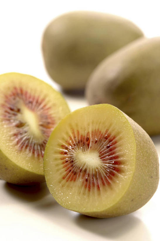 无人,竖图,俯视,室内,特写,白天,白色背景,猕猴桃,水果,切开,阴影,新鲜,反射,影子,生食,食品,果实,食物,三个,切,摄影,有机食品,绿色食品,影棚,剖面,切面,奇异果,猕猴梨,彩图,高角度拍摄,影棚拍摄,拍摄,黄金奇异果,金猕猴桃