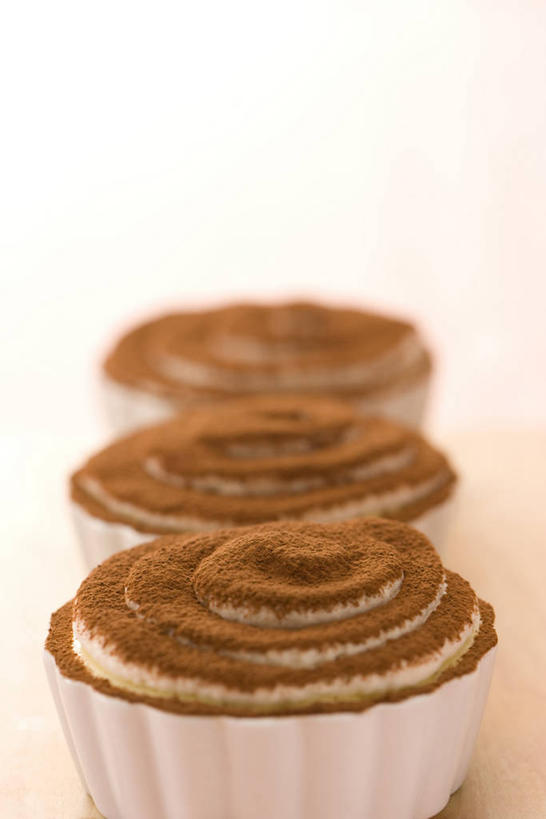 点心,无人,竖图,俯视,室内,特写,白天,一排,阴影,朦胧,模糊,整齐,反射,粉末,影子,食品,甜点,甜品,果实,种子,可可,提拉米苏,食物,糕点,排列,三个,甜食,粉,可可粉,队列,可可豆,粉状,粉剂,可可子,堤拉米苏,意大利蛋糕,彩图,高角度拍摄,蛋糕