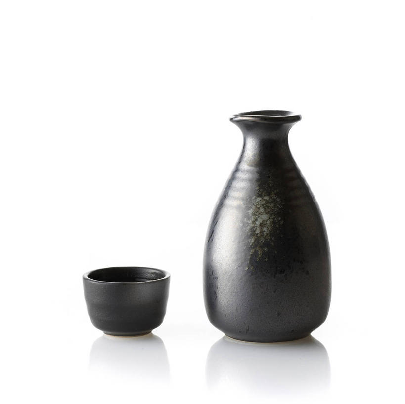 无人,横图,室内,特写,白天,白色背景,正面,静物,阴影,反射,影子,陶瓷,陶瓷制品,酒瓶,两个,黑色,酒杯,瓶子,摄影,影棚,彩图,影棚拍摄,拍摄,清酒瓶