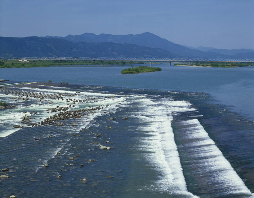 无人,横图,室外,白天,正面,旅游,度假,河流,石头,美景,山,山脉,水,日本,亚洲,阴影,波纹,光线,石子,影子,河水,景观,山峰,水流,涟漪,山峦,娱乐,蓝色,倒影,蓝天,水纹,天空,阳光,自然,波浪,群山,天,享受,休闲,景色,放松,晴朗,倒映,自然风光,东亚,万里无云,德岛县,日本国,水晕,四国地方,四国,四国岛,徳岛,反照,石块,岩石,晴空,晴空万里,彩图,吉野川,名西郡,石井町