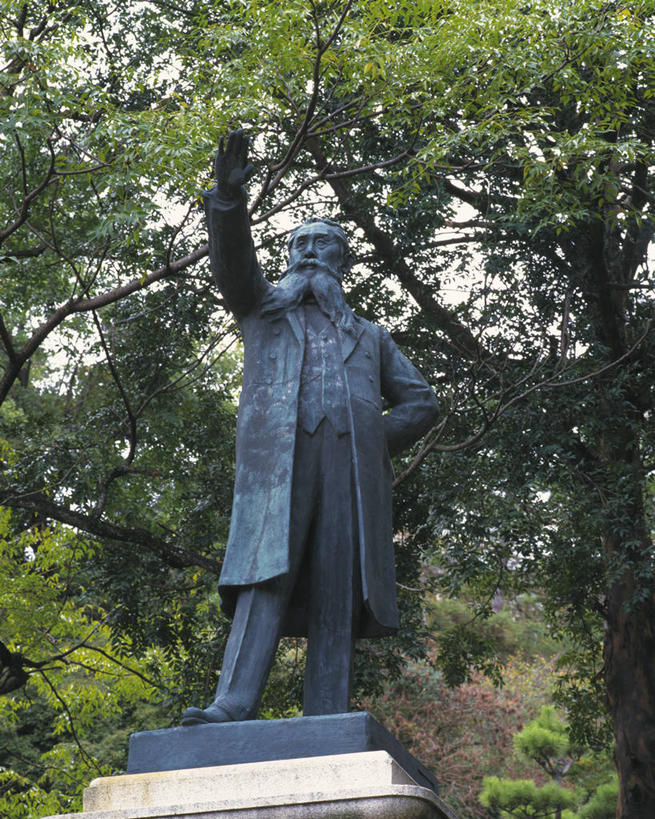 东方人,一个人,无人,站,举,竖图,室外,白天,仰视,旅游,度假,名胜古迹,植物,标志建筑,地标,建筑,雕塑,日本,亚洲,仅一个男性,仅一个人,仅一个中年男性,遗迹,艺术,装饰,雕刻,雕像,黄种人,古迹,文物,娱乐,建设,手叉腰,古建筑,树,树木,绿色,自然,工艺品,叉腰,托,站着,享受,休闲,旅游胜地,放松,生长,成长,纪念,美术,主题,陈列,古文明,东亚,一尊,高知,日本国,高知县,功能,美学,四国地方,四国,四国岛,县厅,高知市,单手叉腰,男人,男性,中年男性,亚洲人,举起,举手,举着,向上举,向上伸,向上托,站立,彩图,低角度拍摄,全身