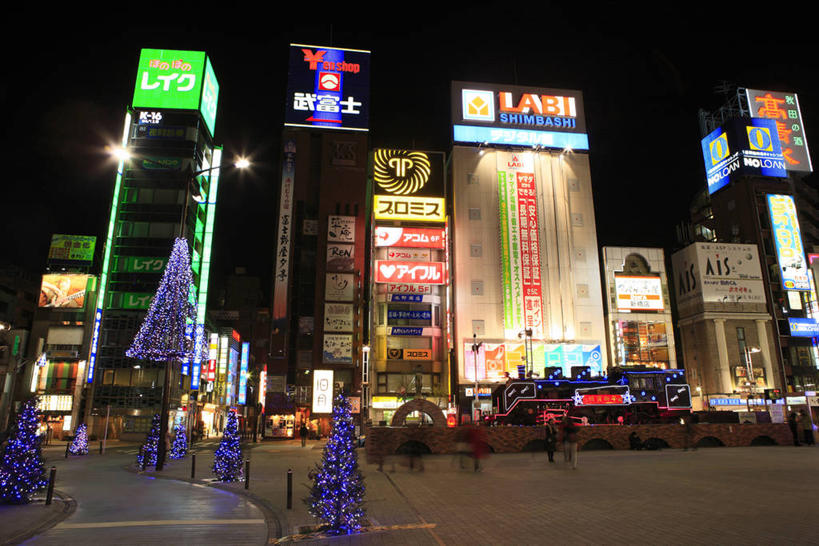 东方人,走,横图,室外,夜晚,仰视,度假,美景,植物,城市风光,城市,道路,路,夜景,公路,照明,东京,日本,圣诞节,亚洲,阴影,服装,节日,庆祝,环绕,缠绕,光线,信息,彩灯,影子,景观,灯光,圣诞树,交通,许多人,休闲装,黄种人,文化,娱乐,布告,布告栏,灯,树,树木,衣服,绿色,自然,灯具,一群人,庆典,享受,休闲,休闲服,景色,放松,服饰,花灯,生长,成长,纪念,照亮,通知,公告,传播,照明设备,消息,纠缠,圣诞灯,东亚,新桥,本州,关东地方,本州岛,日本国,东京都,县厅,港区,东京市,公布栏,男人,男性,年轻男性,年轻女性,女人,女性,亚洲人,马路,步行,散步,走路,彩图,低角度拍摄,全身