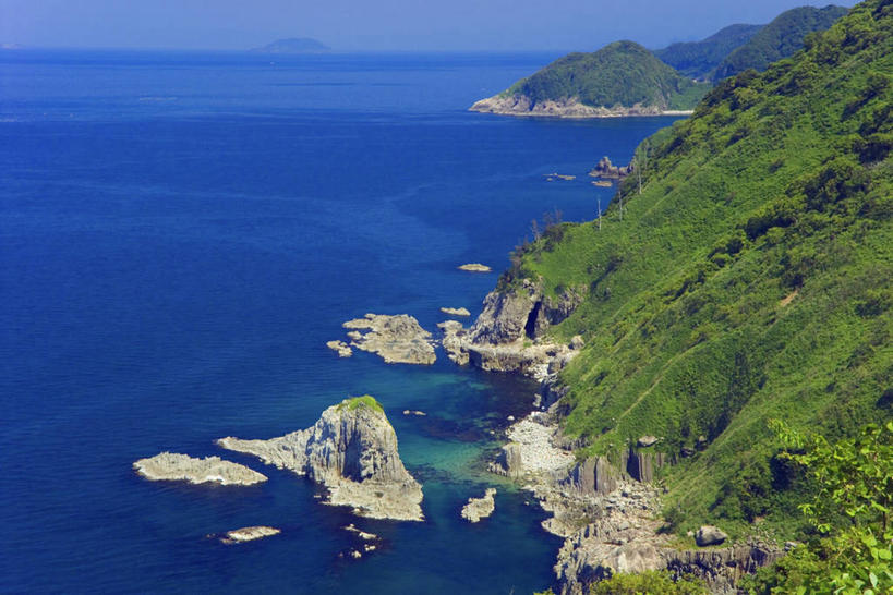 无人,横图,俯视,航拍,室外,白天,旅游,度假,岛屿,海浪,海洋,美景,山,山脉,树林,植物,日本,亚洲,阴影,光线,影子,岛,景观,浪花,山峰,水平线,辽阔,海平线,山峦,娱乐,树,树木,蓝色,绿色,蓝天,天空,阳光,自然,海水,群山,天,享受,休闲,广阔,景色,放松,生长,晴朗,成长,一望无际,鸟瞰,自然风光,海景,东亚,万里无云,日本国,四国地方,四国,四国岛,香川,香川县,无边无际,一马平川,大海,风浪,海,海水的波动,近岸浪,列岛,群岛,涌浪,诸岛,晴空,晴空万里,彩图,高角度拍摄,小豆岛,小豆郡,水天相接,水天一线,小豆岛町