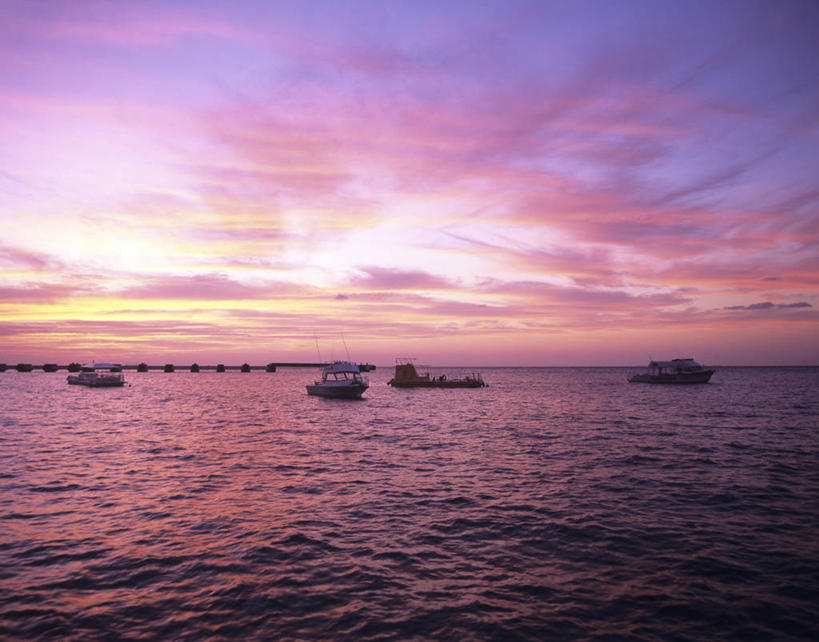 无人,横图,室外,白天,正面,旅游,度假,海浪,海洋,美景,日落,轮船,船,墨西哥,停靠,木板,景观,浪花,晚霞,霞光,落日,桥,木桥,娱乐,栈桥,自然,海水,黄昏,交通工具,享受,休闲,景色,彩霞,放松,人行桥,木板桥,北美,北美洲,停泊,自然风光,载具,美洲,海景,北亚美利加洲,亚美利加洲,墨西哥合众国,仙人掌王国,夕照,薄暮,科苏梅尔岛,大海,风浪,海,海水的波动,近岸浪,涌浪,夕阳,彩图,傍晚,斜阳
