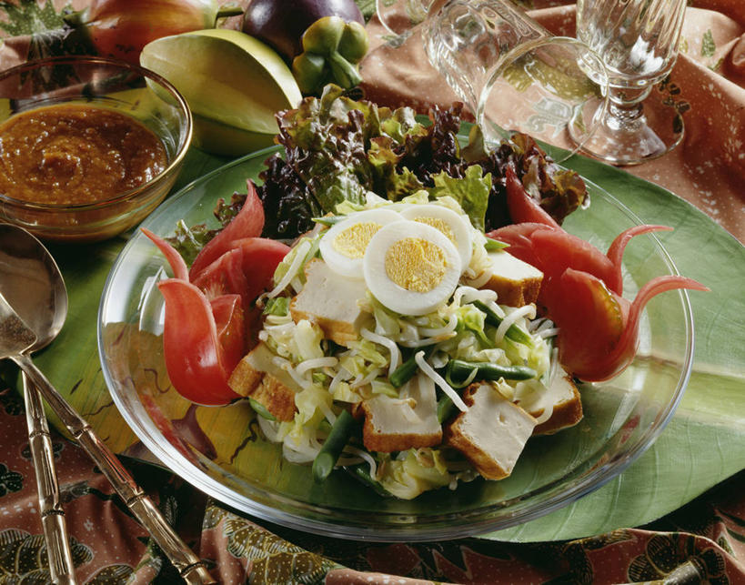 无人,横图,俯视,室内,特写,白天,烹饪,餐桌,桌子,蔬菜,餐具,阴影,新鲜,反射,碟子,盘,影子,勺子,蛋,调料,鸡蛋,酱料,酱汁,蔬菜沙拉,佐料,沙拉,料理,食品,调味品,调味料,色拉,酱,沙拉酱,沙律,菜肴,美食,食物,盘子,调羹,碟,汤匙,佳肴,有机食品,绿色食品,餐台,色拉酱,草鸡蛋,卵,彩图,高角度拍摄,印尼菜,本鸡蛋,笨鸡蛋,柴鸡蛋,山鸡蛋,土鸡蛋