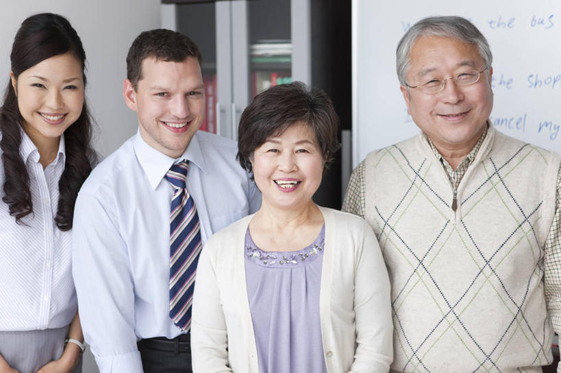 东方人,西方人,老年人,四个人,家庭,夫妻,学生,教师,站,笑,微笑,露齿笑,横图,室内,白天,正面,衬衫,爱情,欧洲,欧洲人,亚洲,一排,服装,整齐,眼镜,墙,领带,浪漫,注视,休闲装,黄种人,墙壁,墙面,排列,衣服,观察,看,站着,休闲,温暖,温馨,一家人,休闲服,恩爱,恋人,服饰,观看,老花镜,和睦,察看,象征,庄重,队列,关注,身份,正式,地位,教员,远视眼镜,老年男性,老年女性,男人,男性,年轻男性,年轻女性,女人,女性,白种人,亚洲人,年轻人,夫妇,情侣,老师,站立,半身,彩图,衬衣,先生,伴侣,融洽